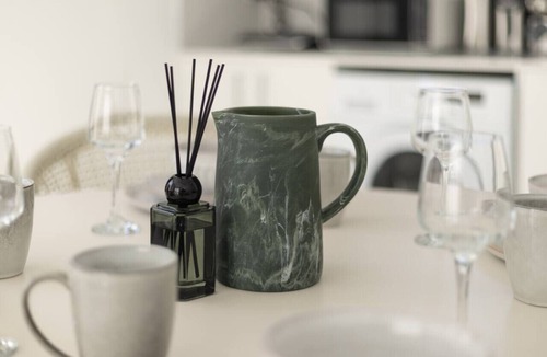 Sunnybank House | Modern Studio Retreat in Heart of Sunnybank