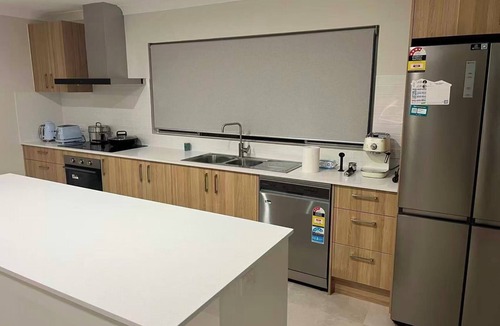 Capalaba House | Modern Sunlit Home | Spacious & Stylish Stay!