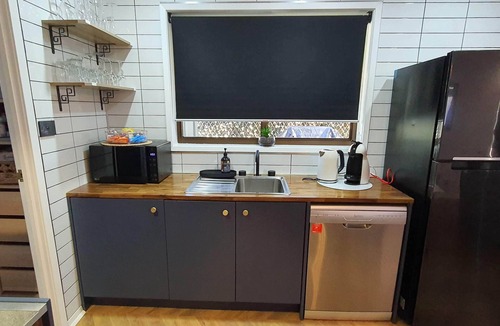Mildura House | Modern Two Bedroom unit with outdoor spa and BBQ!