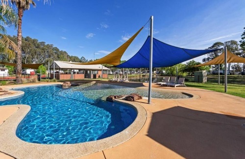 Moama Cabin | Murray River Escape – Family Cabin with Pool, Waterpark & Boat Access