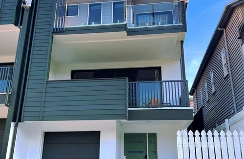 Taringa House | New 4BR 3Bath Duplex/Train station/Modern Comfort