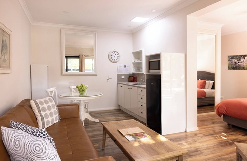 Bright House | NEW Ideal for Two - King bed - Pet Friendly - 150m to river - Easy walk to town