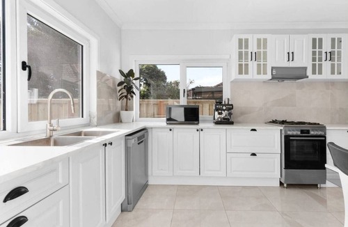 Brooklyn Bed & Breakfast | Newly Built- Master Ensuite in Shared House: Close to CBD/Melb Airport/Highpoint