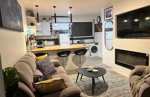 Boondall Apartment | Newly Listed and Centrally located , walk to restaurant's , cafes and shopping ,