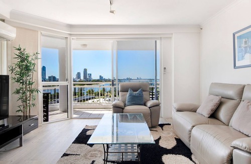 Main Beach Apartment | Ocean Sands Central Main Beach Apartment - CoastHM