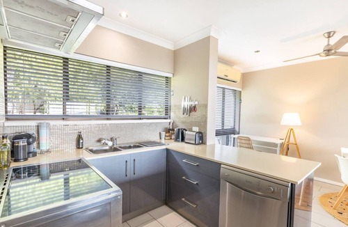 Cannonvale Apartment | OCEAN VIEW - 2 bedroom with A/C, Wi-Fi in peaceful Cannonvale