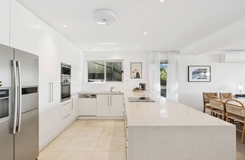North Avoca House | Ocean Views Every Room. 100m to Beach. Sleeps 13
