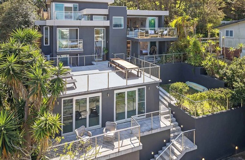 North Avoca House | Ocean Views Every Room. 100m to Beach. Sleeps 13
