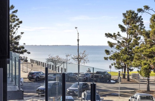 Geelong Apartment | Oceanfront 2-Bed With Balcony & Study Nook