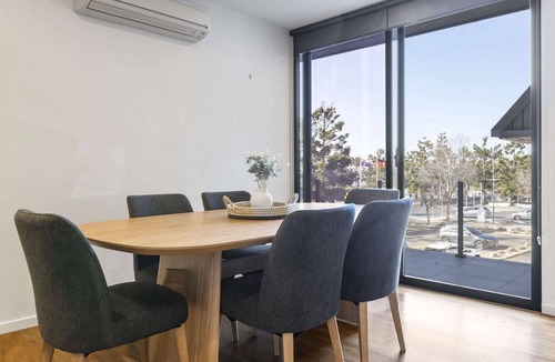 Geelong Apartment | Oceanfront 2-Bed With Balcony & Study Nook