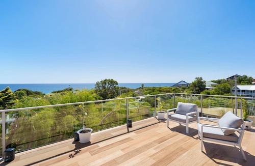 Peppermint Grove Beach House | Oceanview Manor by Peppy Beach Retreats® (10 Adults), Manor