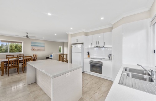 Arrawarra Headland House | Oceanview Beachfront - 11B Fuller St