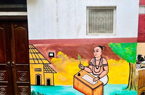 Varanasi Apartment | Om Paramhans Luxury Homestay : A short walk to the Brahma ghat