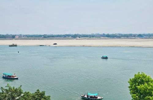 Varanasi Apartment | Om Paramhans Luxury Homestay : A short walk to the Brahma ghat