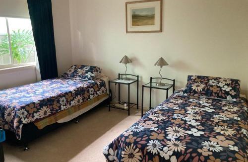 Swan Hill House | ON SITE Hosts offer FAMILY Home Stay on High Room 1 Queen Bed and Room 2 King Bed OR Two Single Beds