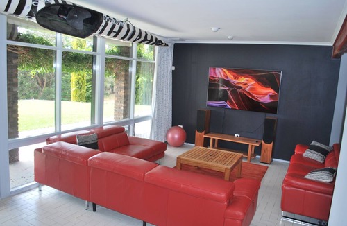 Mount Panorama House | On the Mount Panorama racing circuit, large house with pool, tennis court