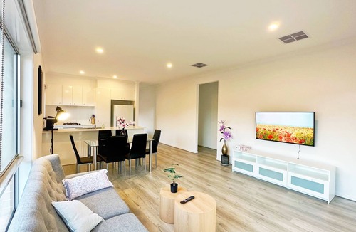 Tarneit House | Open Range Zoo/cozy Bed/free Netflix/android Tv/fitness/workplace