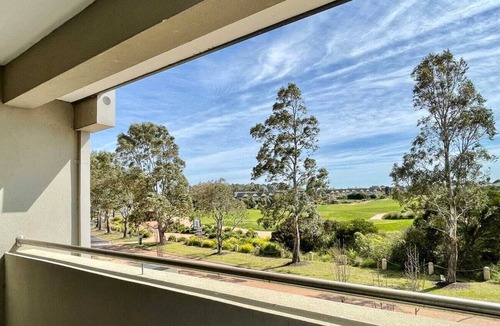 Sanctuary Lakes House | oriental botanical rosewood golf townhouse gym pool and buffet