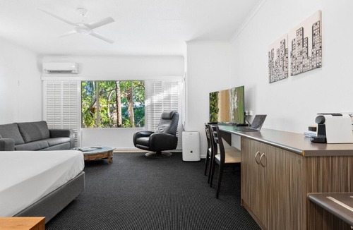Port Douglas Apartment | Palm Bliss Studio with Resort Pool and Restaurant