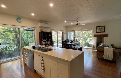 Arakoon House | Pandanus - Relaxing home near beautiful beaches.