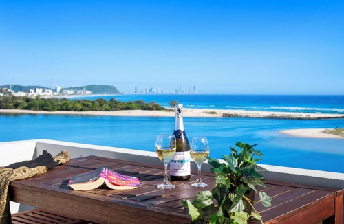 Currumbin Apartment | Panoramic Views, Steps to the Beach.