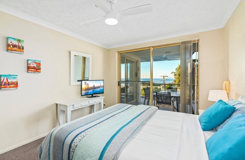 Currumbin Apartment | Panoramic Views, Steps to the Beach.