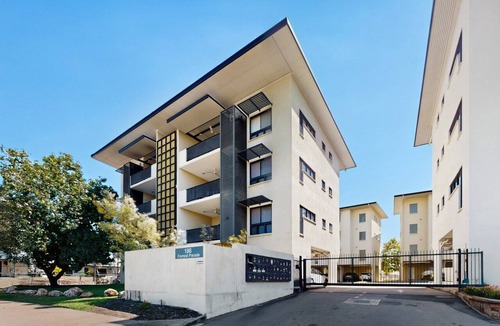 Rosebery Apartment | Peaceful 2-Bed Apartment with Private BBQ Balcony