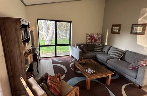 Splitters Creek House | Peaceful Bush Setting 12 Mins to Centre of Albury, a Rustic Retreat