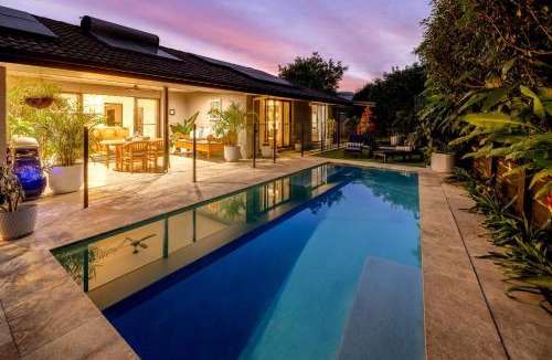 Coolum Beach House | Peaceful Tropical Oasis Central Coolum Beach Dog friendly