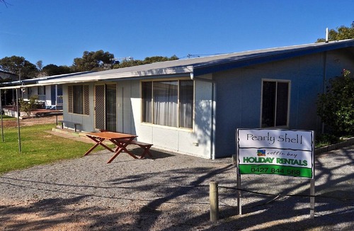 Lake Wangary House | Pearly Shells is an original Coffin Bay shack in the perfect location.