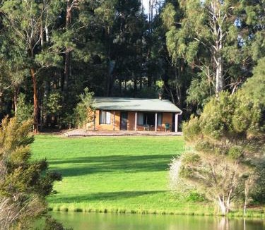 Pemberton House | Pemberton Lake View Chalets
