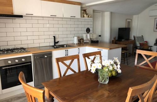 Avoca Cottage | Peppercorn Cottage Avoca . Colonial cottage accommodation on the Avoca River