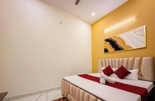 Vrindavan Hotel | Perfect hotel with 9 bedrooms and AC in soothing Vrindavan