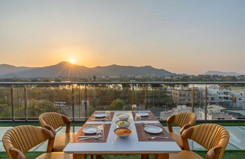 Udaipur District Hotel | Perfectstayz select by the lake