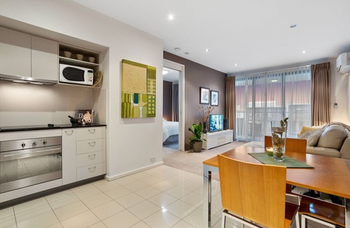 East Perth Apartment | PERTH CITY CENTRE - CORPORATE APARTMENT incl WIFI, Smart TV, Pool & U/C Parking