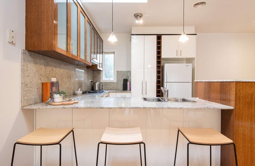Elwood House | Pet Friendly - Elwood Sanctuary - walking distance to the beach