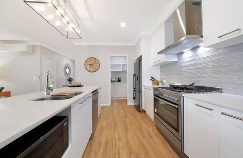 Point Vernon House | Pet friendly Hamptons style home. 3-minute walk to beach