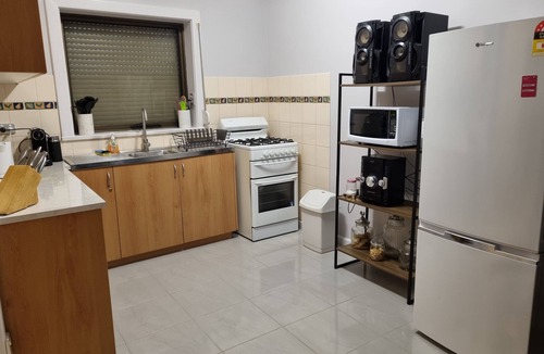Morphett Vale House | Pet friendly Home in Morphett Vale Adelaide South close to great Beaches 24 hrs
