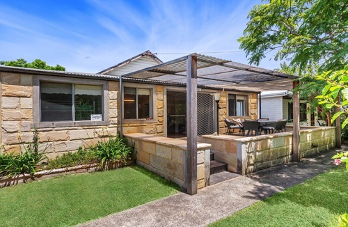 Patonga House | Pet friendly, stroll to Boat Housel
