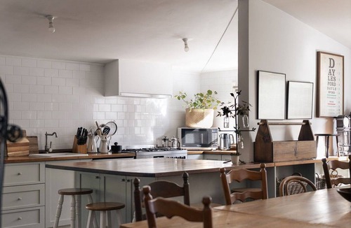 Daylesford House | Piccadilly House Daylesford ~ Walk to main street!