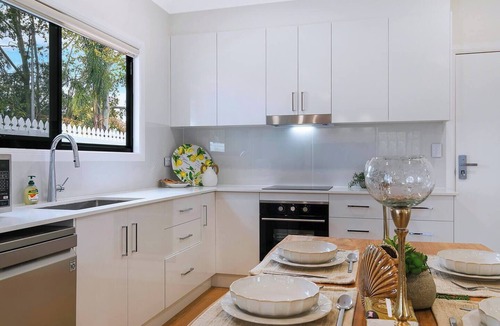 Macgregor House | Poolside Family Cottage near Shopping Towns