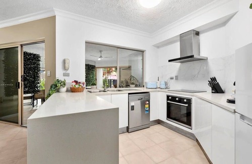 Edge Hill Apartment | Poolside Resort Apartment Steps from Cairns CBD