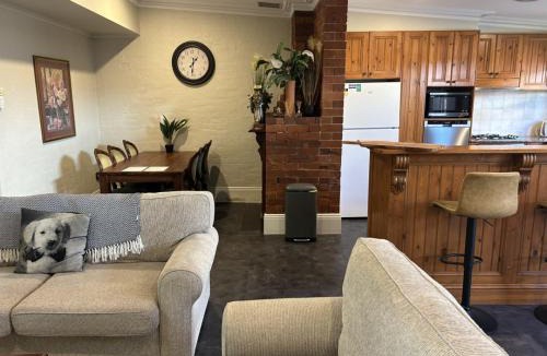Albury House | Porters Cottage Grande (two units)