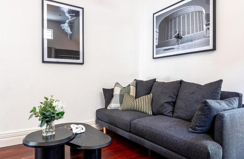 Prahran House | Prahran Timeless & Modern Haven - Central Location