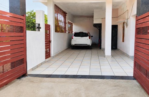 Jabalpur House | Premium Family Homestay - Near Bhedaghat - AC - Free Wi-Fi - Parking At Jaiswal Homestay