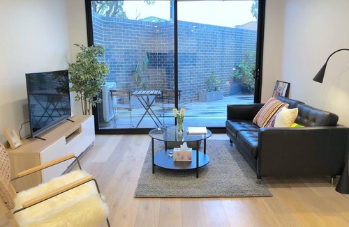Bentleigh Apartment | Pride Benleigh Apartment with Garden