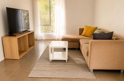 Collingwood Park House | Private 3-Bedroom Upper-Level Apartment, Self Check-in