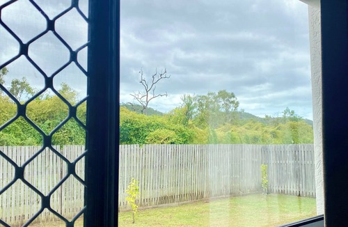 Mount Louisa Apartment | Private Guest Suite in Mt Louisa, 15 minutes Airport Access