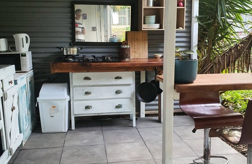 Cannonvale Villa | private tropical outdoor living 5 min from the beach.