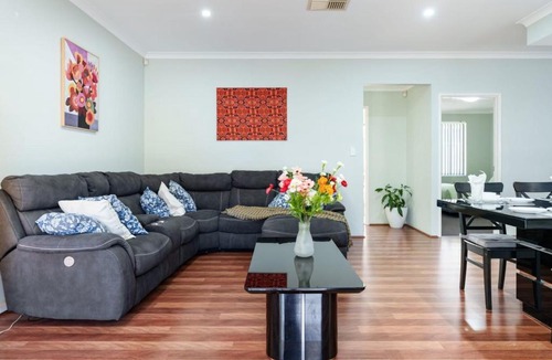 Queens Park House | Queens Residence Perth Near Airport,CBD & Curtin University